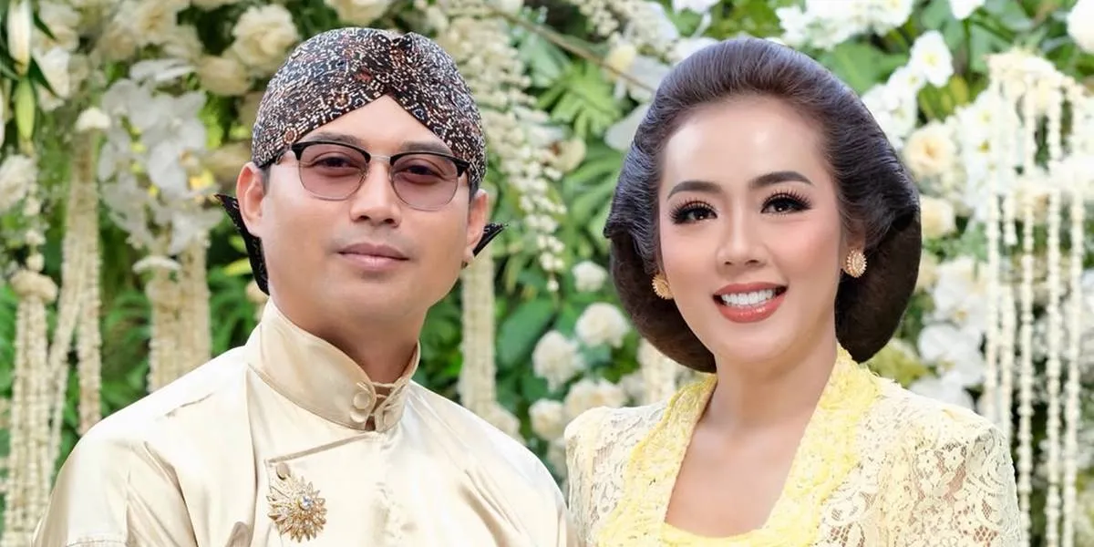 Soimah's Charm During Aksa's Siraman, Soft Yellow Kebaya and Flawless Makeup