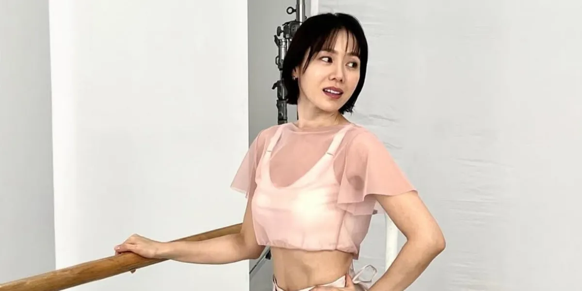The Charm of Son Ye Jin in the Behind The Scene of Her Latest Photoshoot, Showcasing Her Abs