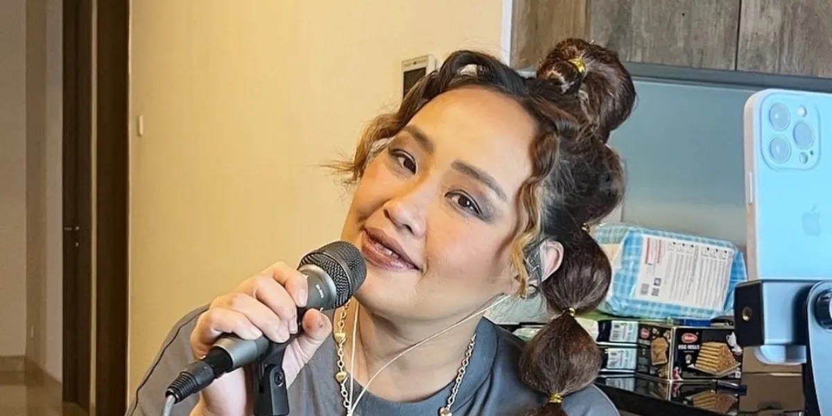 Pinkan Mambo Experienced a Drop During Live Streaming on TikTok by the Side of the Road