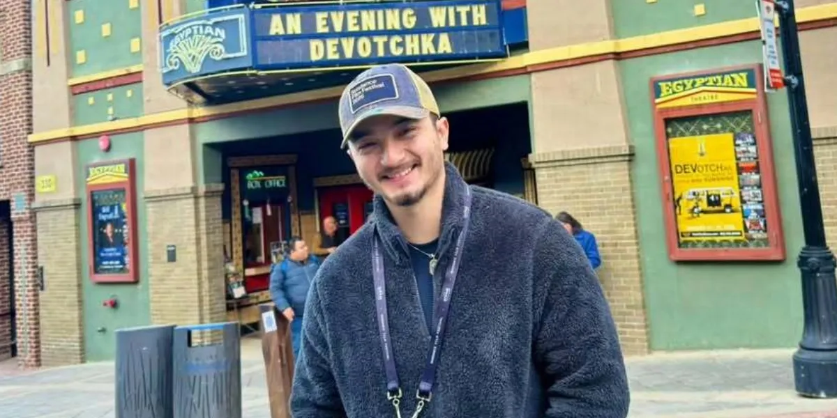 Portrait of Actor Bryan Domani Praying at the Airport that Caught Attention