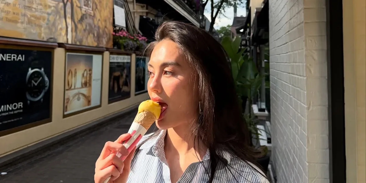 Portrait of Agnez Mo Returning to Indonesia, Welcomed Joyfully at the Airport