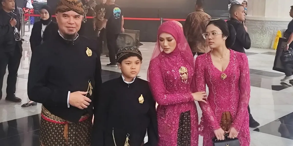Portrait of Ahmad Dhani and Mulan Jameela at Al Ghazali's Ngunduh Mantu Event, Accompanied by Safeea and Ali