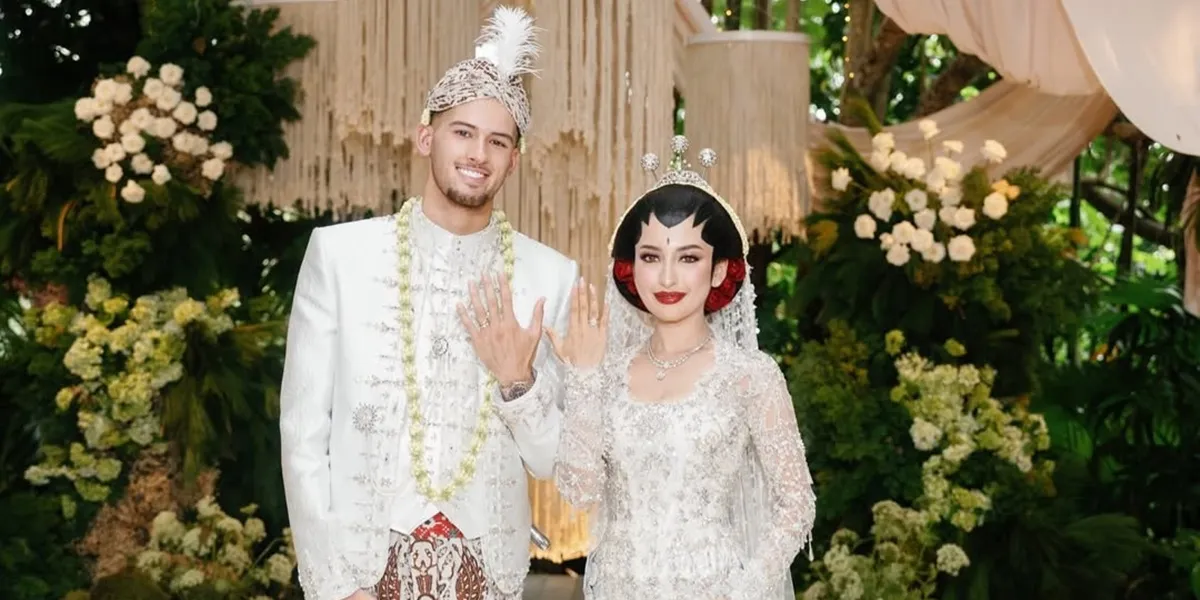 Portrait of the Wedding Ceremony of Jennifer Coppen and Justin Hubner, Harmoniously Wearing Javanese Customs