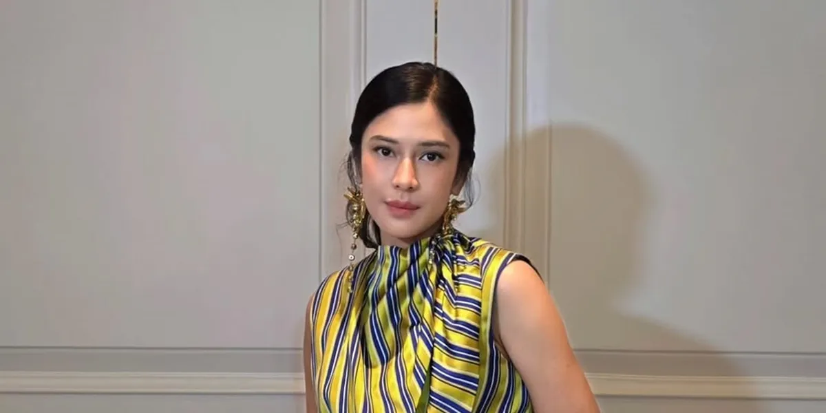 Portrait of Dian Sastrowardoyo Cooking Chicken Soup with Apples, Trying a New Recipe - It Turns Out Delicious