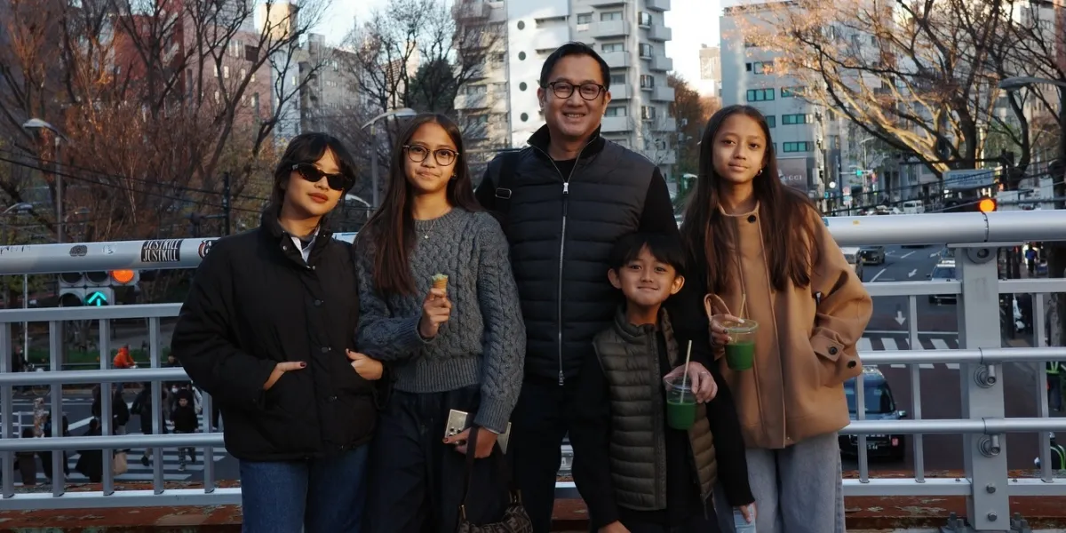 A Portrait of Aldi Bragi's Holiday in Japan with All His Children & In-Laws