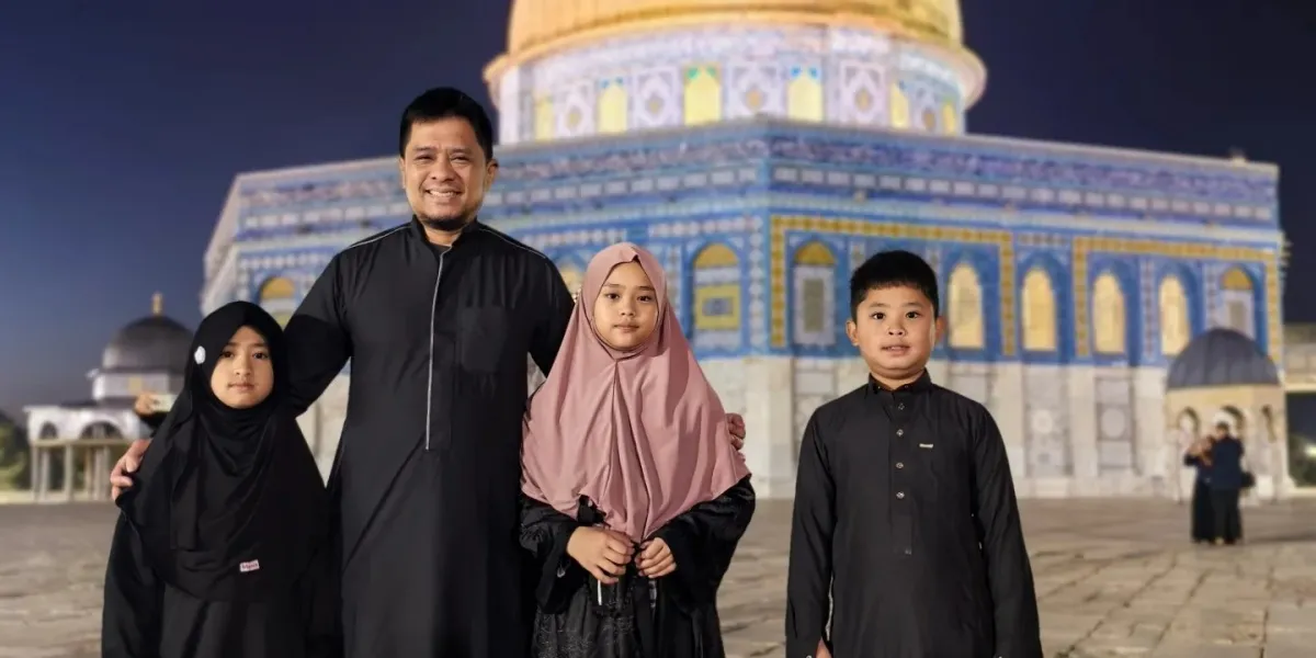 Portrait of Oki Setiana Dewi's Children & Husband Visiting Al Aqsa Mosque in Palestine, the Ustazah Had to Be Absent