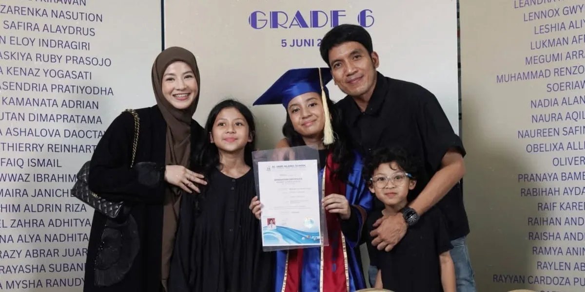 Portrait of Natasha Rizky and Desta's Child Graduating from Elementary School, Writes a Touching Message for Megumi