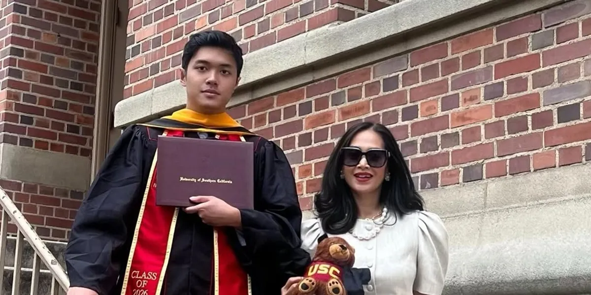 Portrait of Diah Permatasari's Eldest Child Graduating from the University of Southern California, Earning a Master's Degree