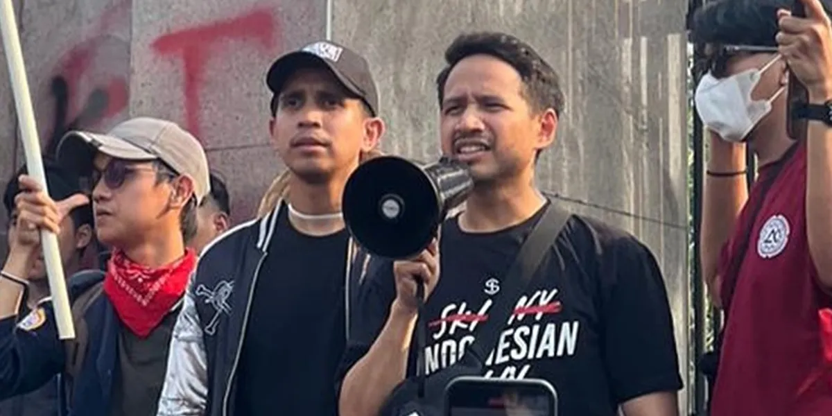 Portrait of Andovi da Lopez and Jovial da Lopez Speech in front of the DPR Building, Carrying a One Piece Flag
