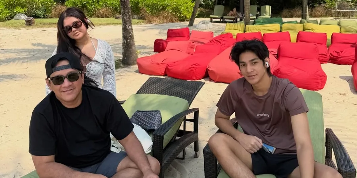 Portrait of Andre Taulany Vacationing with His Kids, Having Fun Playing Badminton to Swimming 