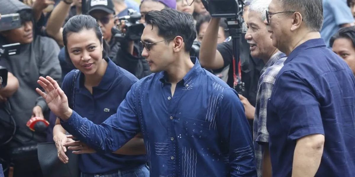 Portrait of Artists Attending Vidi Aldiano's Funeral, Deddy Corbuzier is There
