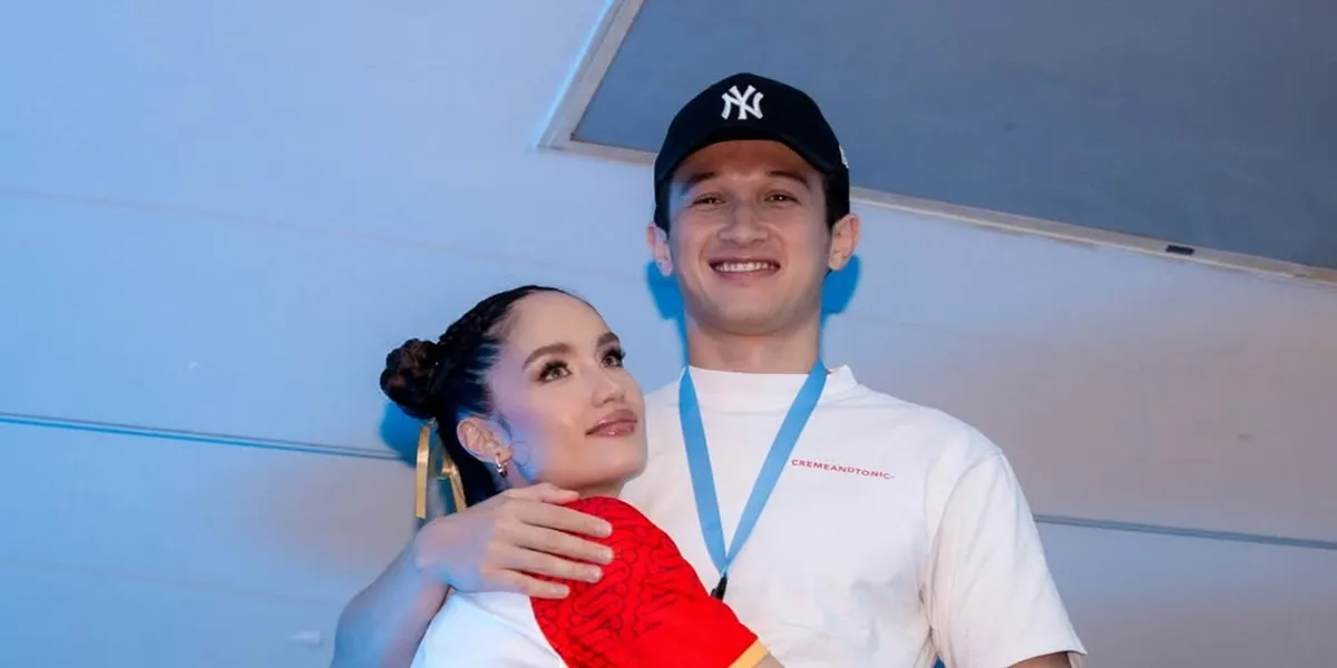 Portrait of Arya Vasco Fully Supports Cinta Laura During the Badminton Match, Faithfully Accompanies His Lover