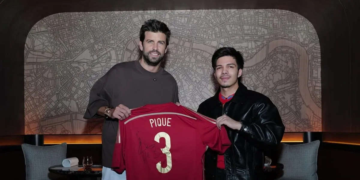 7 Photos of Atta Halilintar Meeting and Chatting with Gerard Pique, Preparing a Mysterious Football Project