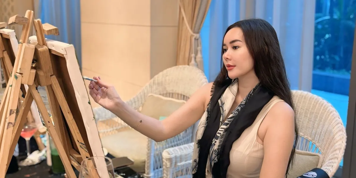 Portrait of Aura Kasih and Her Hobby of Painting, Her Works Are Humanistic and Expressive