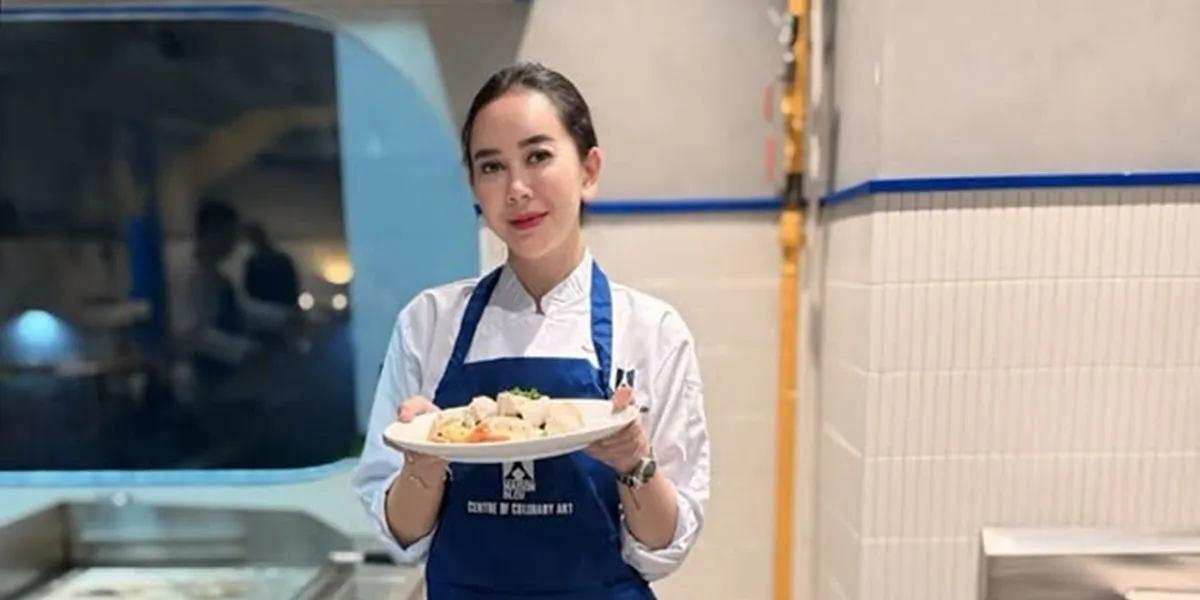 7 Portraits of Aura Kasih Show Off Cooking Skills, Turns Out She's Great