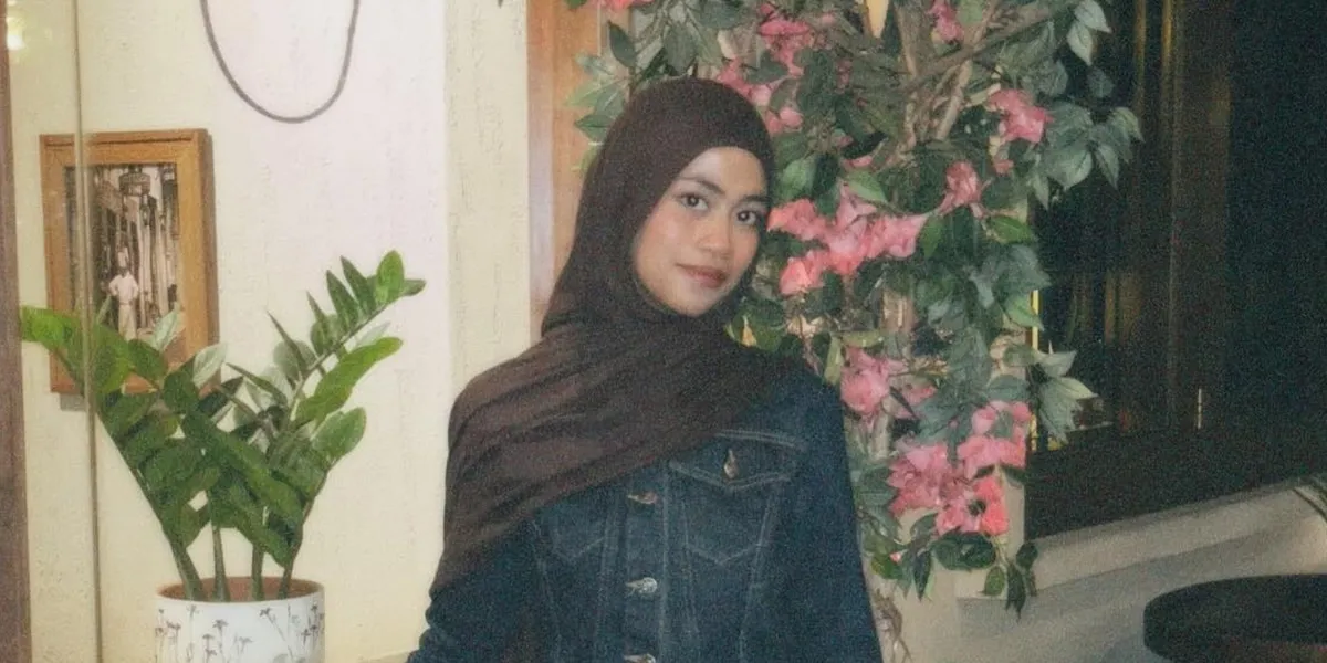 Portrait of Ayla Azuhro High School Graduation, Writes a Touching Love Letter to Umi Pipik