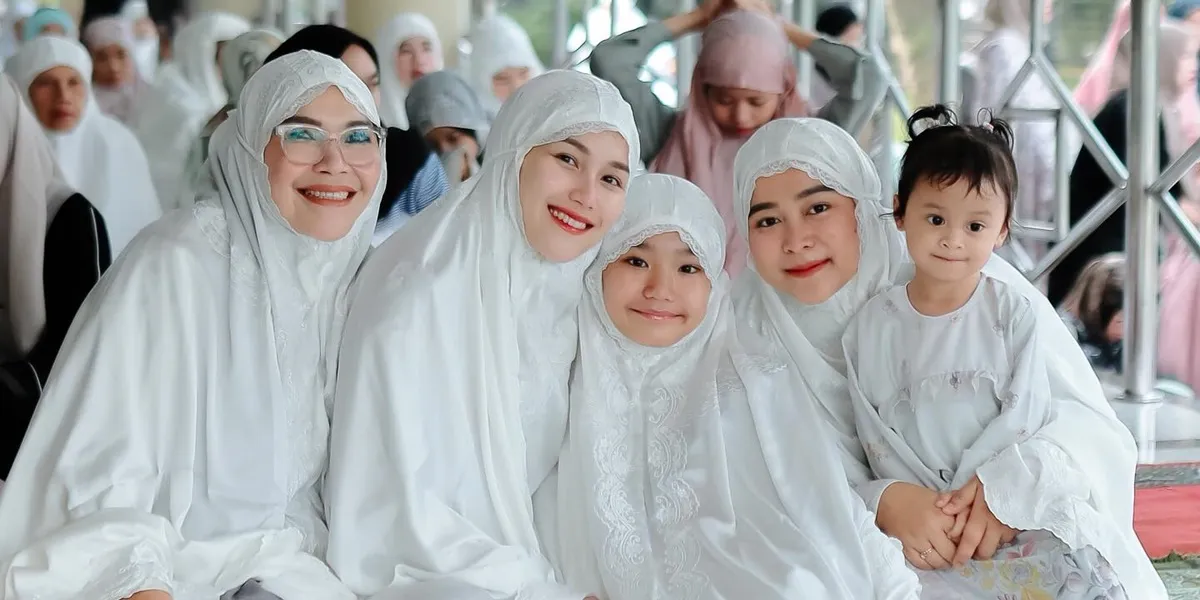 7 Portraits of Ayu Ting Ting Holding a Prayer Together in Commemoration of the 1st Anniversary of Her Beloved Nephew's Passing