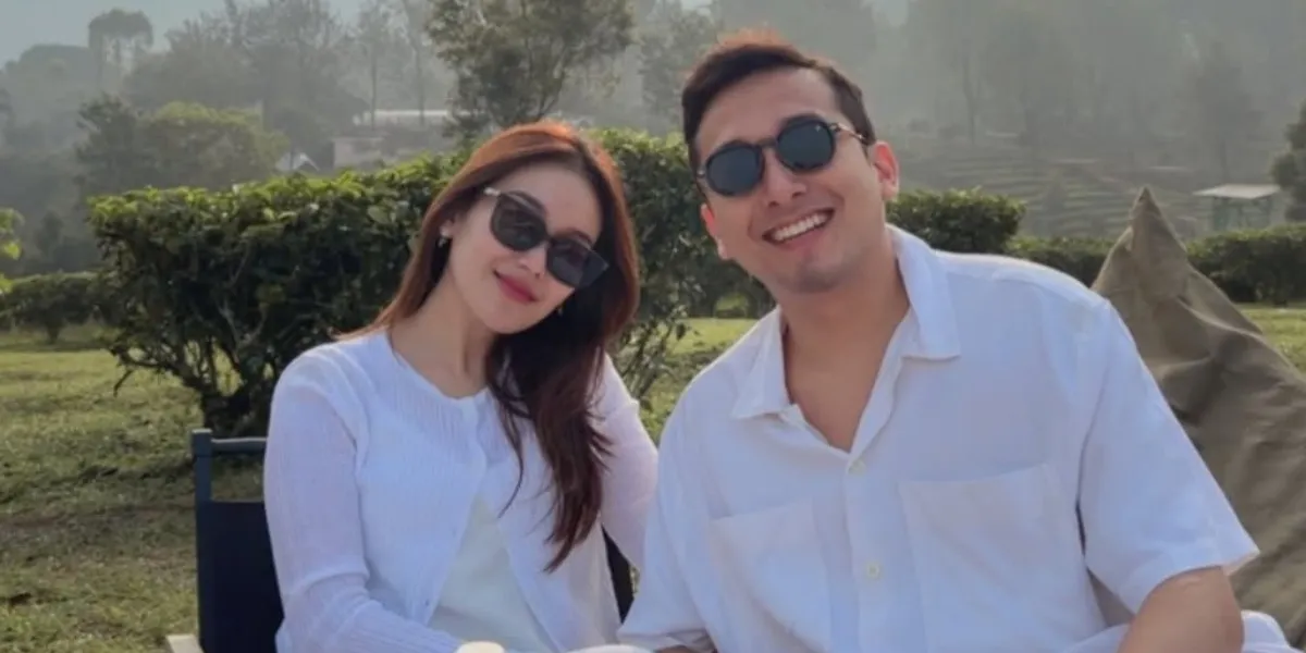 Portrait of Ayu Ting Ting Vacationing with Family at a Tea Plantation, Kevin Gusnadi Joins