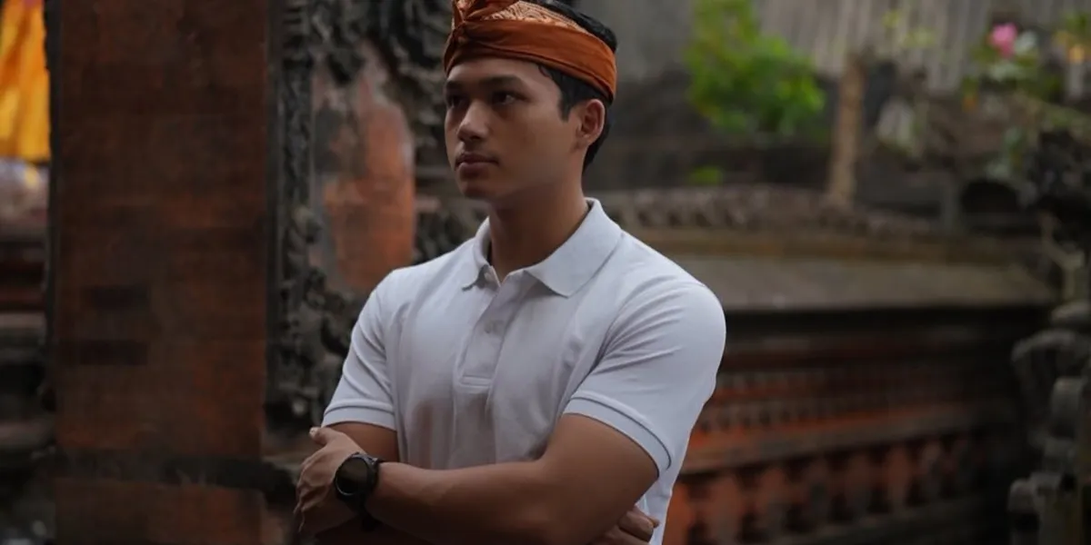7 Photos of Azriel Hermansyah Accompanying Sarah Menzel at the Wedding of His Future Brother-in-Law, Wearing Traditional Balinese Clothing