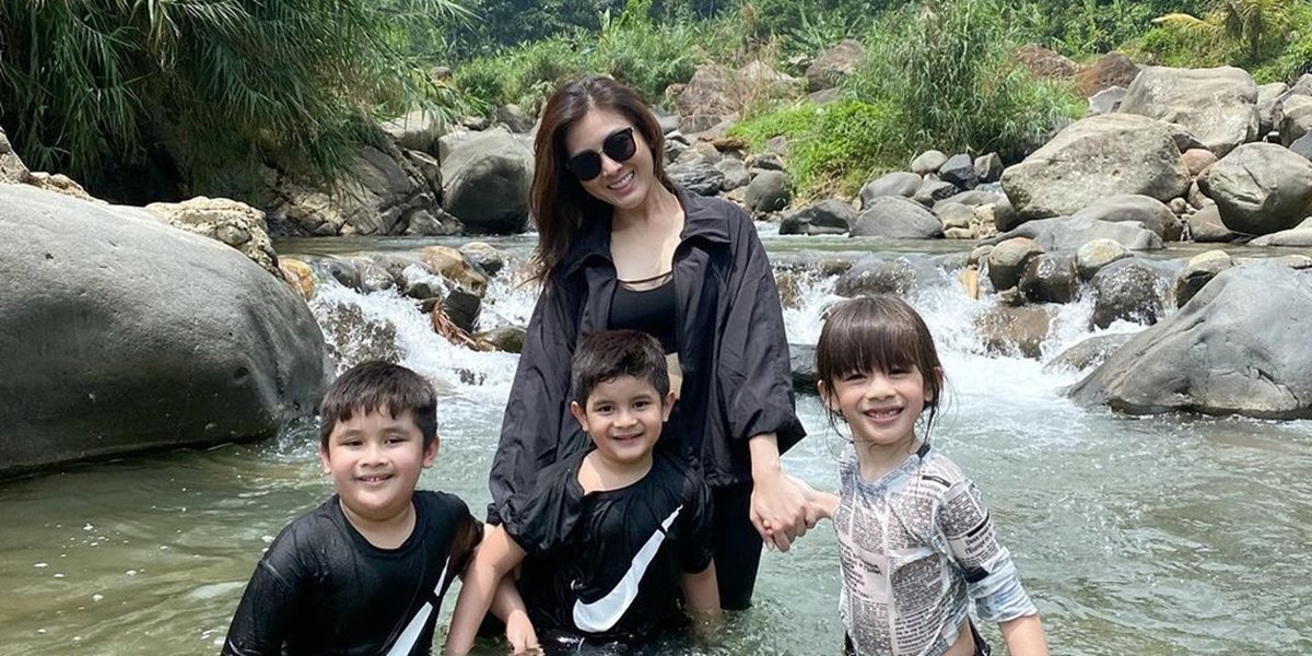Portrait of Dhena Devanka's Happiness in the Midst of Her Divorce from Jonathan Frizzy, Playing with Children in Nature - Flood of Netizen Support