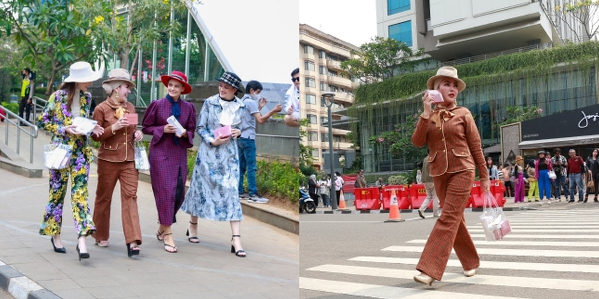 Portrait of Bella Shofie Walking with Three Foreign Models on the Cross Walk, Enlivening the Phenomenon of Citayam Fashion Week