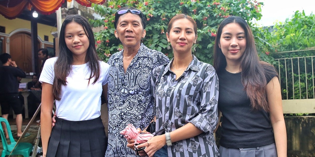 Portrait of Bimbim Slank Voting in the 2024 Election with His Family, Focused on the Beauty of His Two Daughters