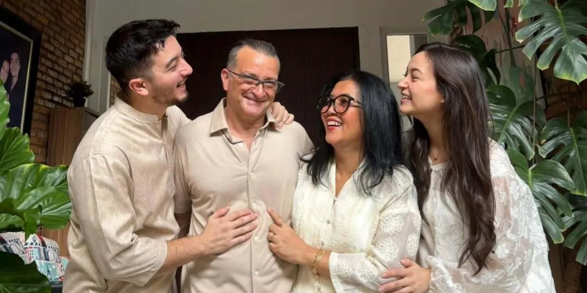 Portrait of Bryan Domani Celebrating Eid al-Fitr with Family, Inviting Mawar de Jongh