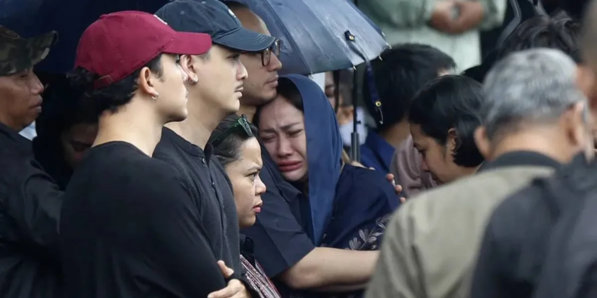 Portrait of Bunga Citra Lestari Crying Sobbingly at Vidi Aldiano's Funeral