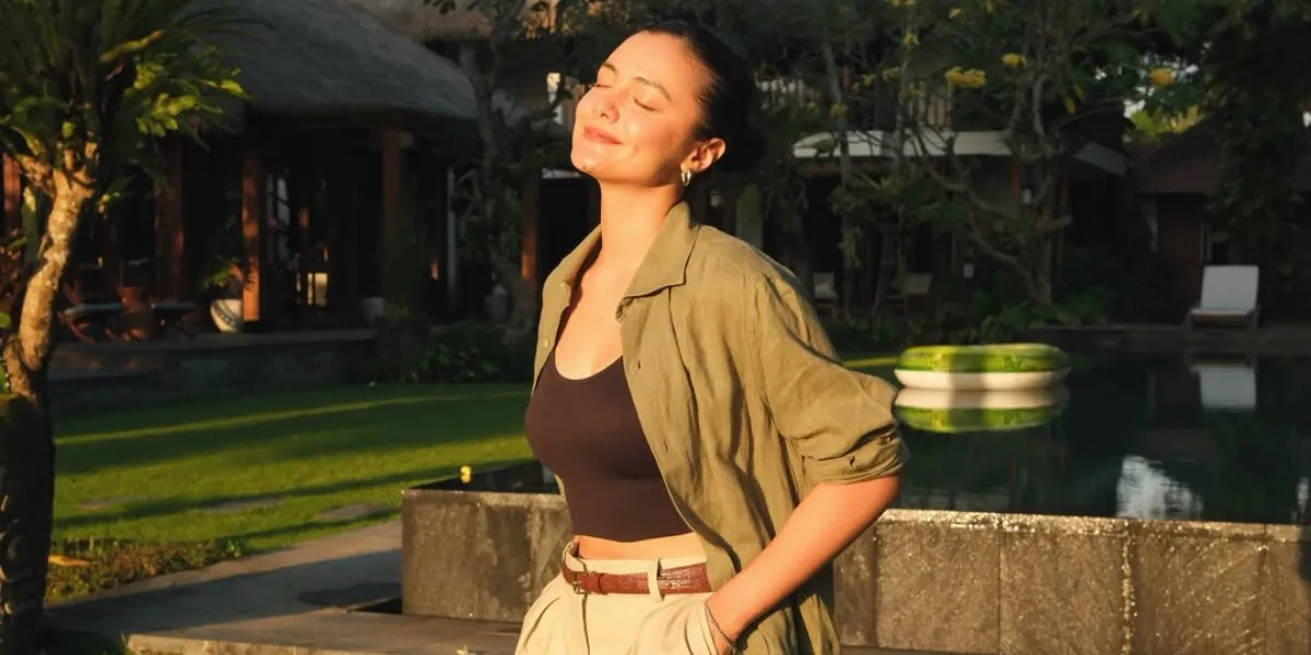 Beautiful Portraits of Amanda Rawles on Vacation at a Bali Resort