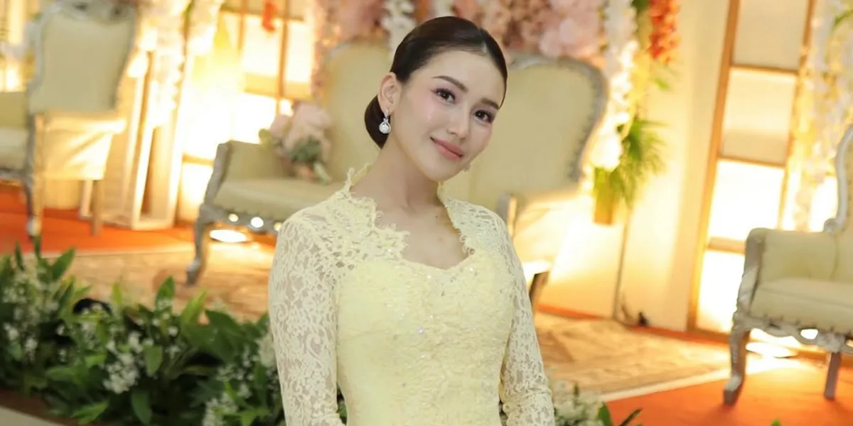 Beautiful Portrait of Ayu Ting Ting in a Yellow Kebaya at Her Cousin's Wedding, Her Charm is Graceful