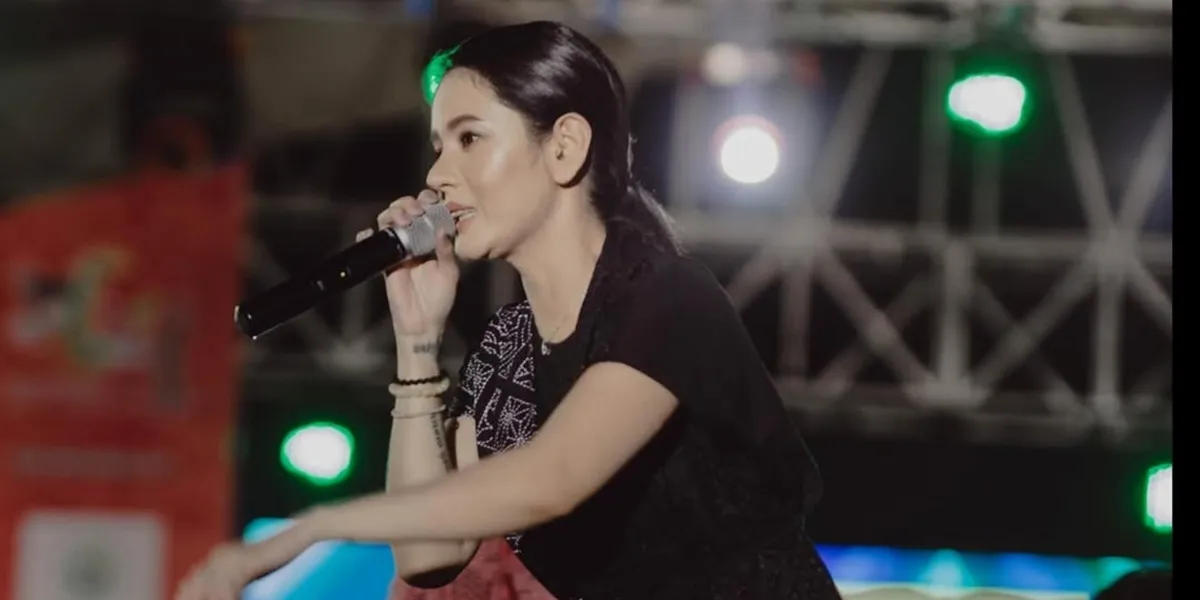 Beautiful Portrait of Citra Anidya, Chef Juna's Girlfriend, While DJing, Her Style is Simple