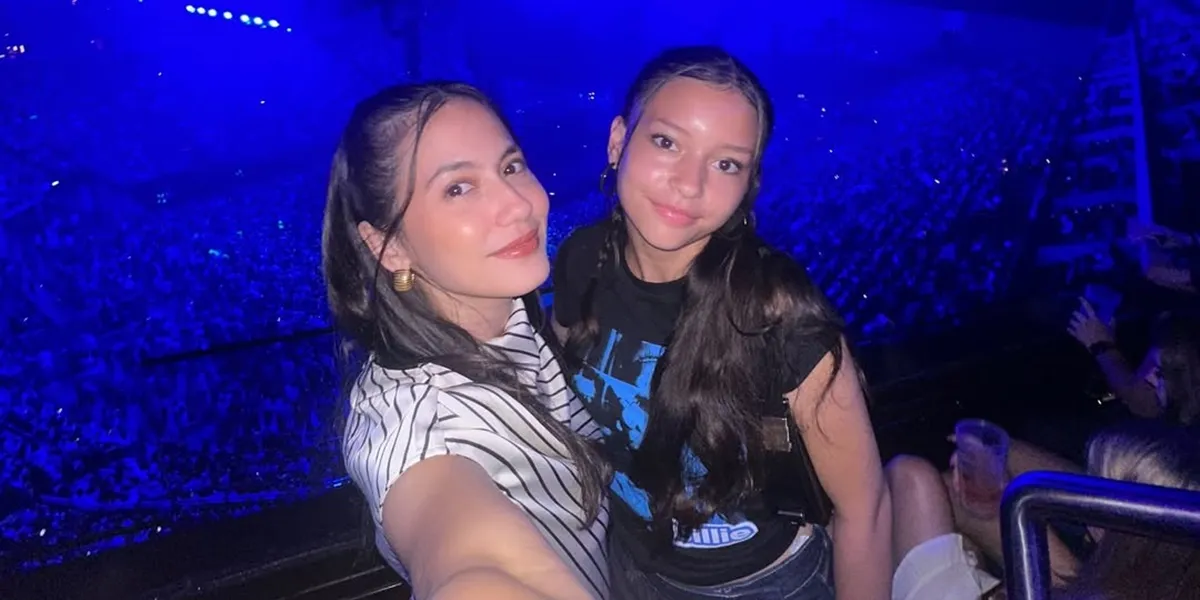 Beautiful Portrait of Pevita Pearce and Her Sister Watching Billie Eilish Concert in London, Modest Clothing Becomes the Spotlight