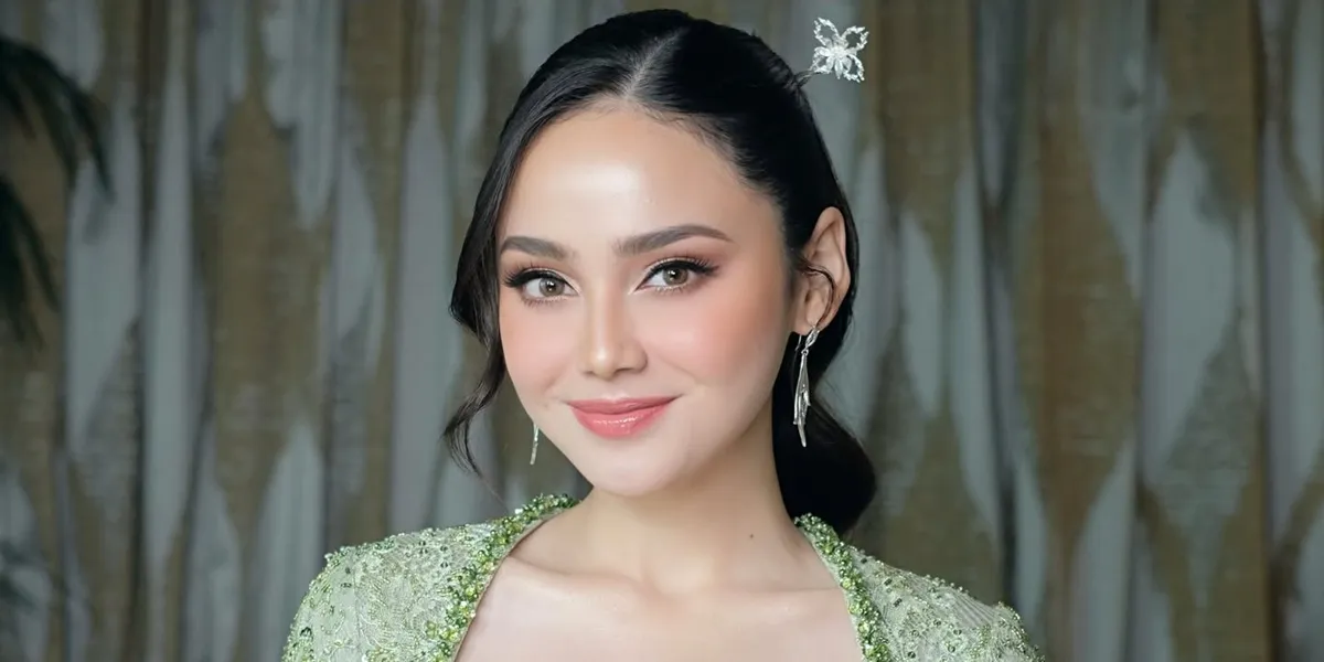Beautiful Portrait of Syifa Hadju as Bridesmaid for Tengku Nadira, Her First Appearance as El Rumi's Wife