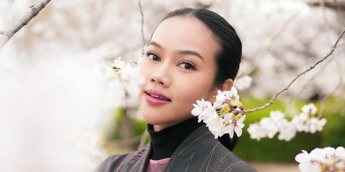 Beautiful Portrait of Yura Yunita Under Blooming Sakura, Just Enjoy It, No Need to Own It