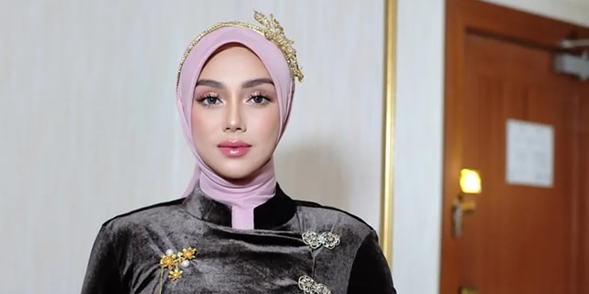 7 Portraits of Celine Evangelista Looking Elegant in Kebaya at the August 17 Ceremony at the State Palace