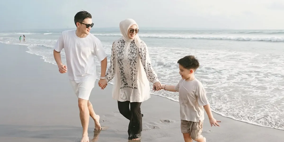 Portrait of Citra Kirana and Rezky Adhitya Vacationing in Bali, Unexpectedly Meeting Natasha Rizky