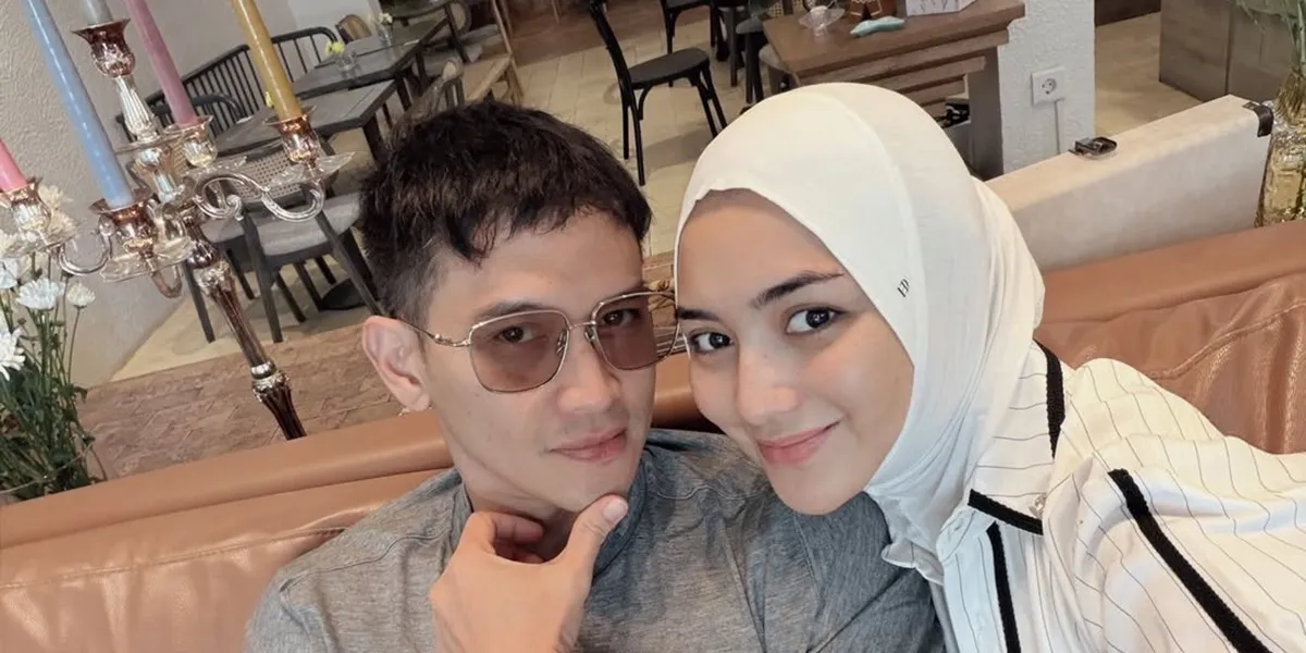 Portrait of Citra Kirana and Rezky Aditya on an Aesthetic Date at a Café