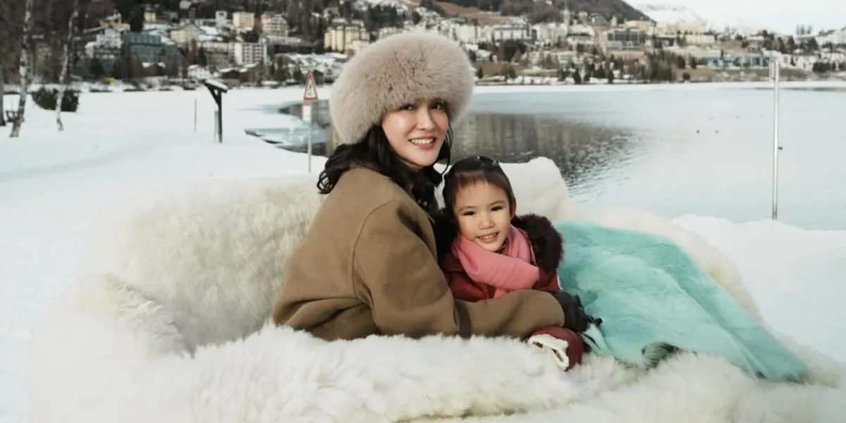 Portrait of Claire, Shandy Aulia's Child, Happy Enjoying the Snow