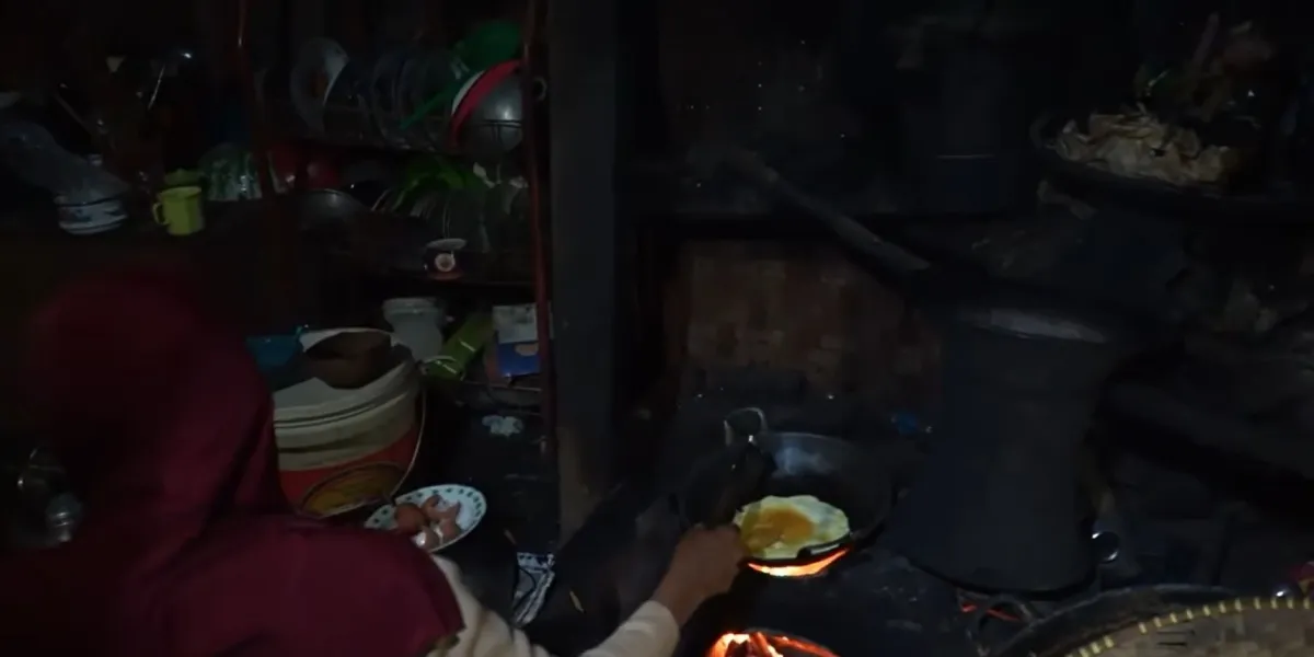 Portrait of the Kitchen in Melly Lee's House in Cianjur, Simple with Rattan Walls