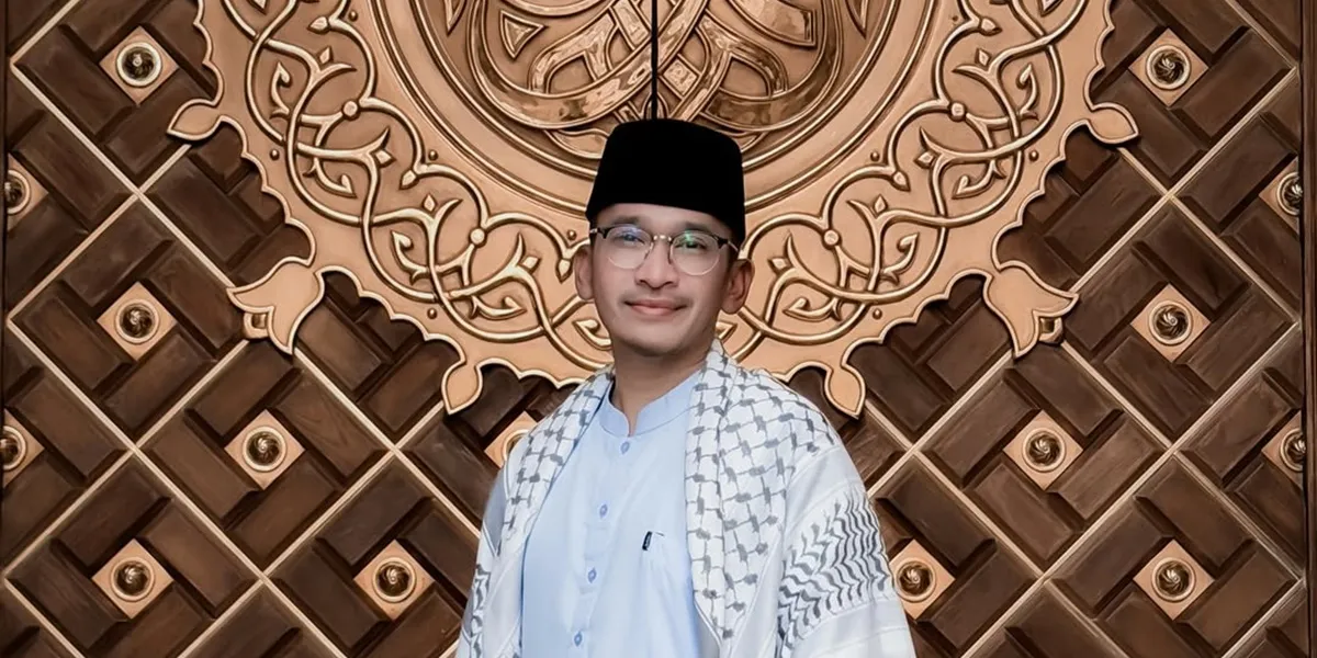 Portrait of Ruben Onsu's Modern Minimalist Kitchen