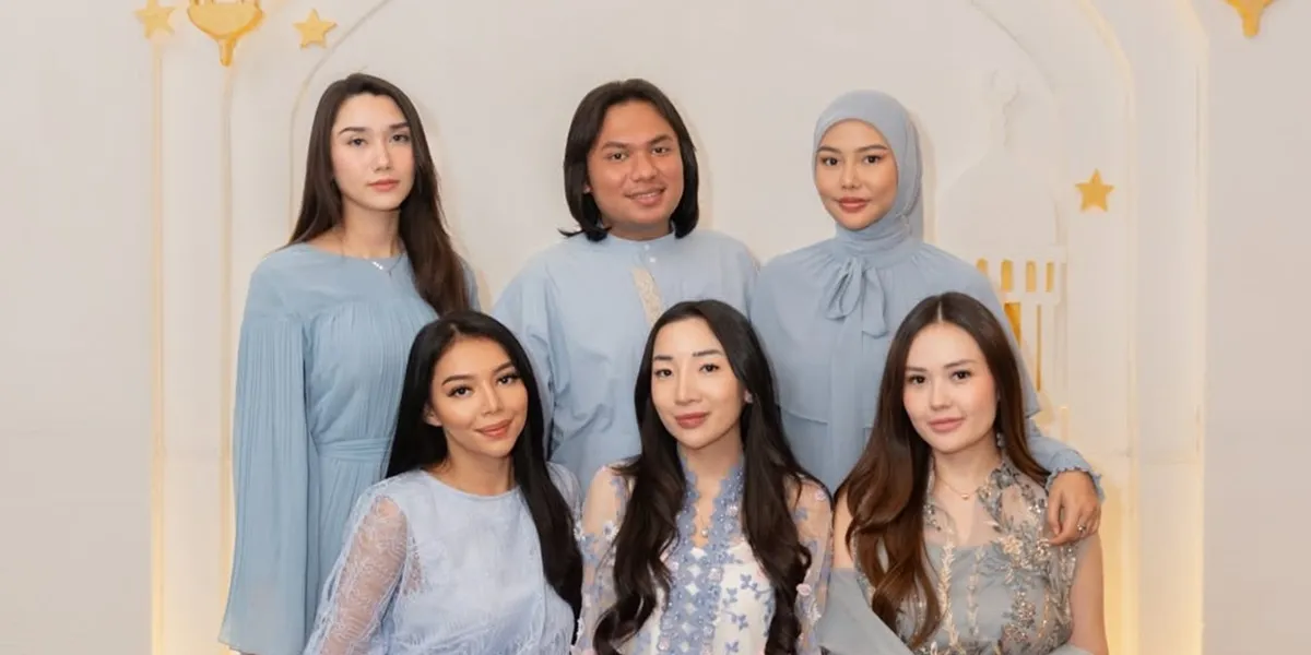 Portrait of Dara Arafah and the Hanam Gang Breaking Fast, Coordinated in Pastel Blue