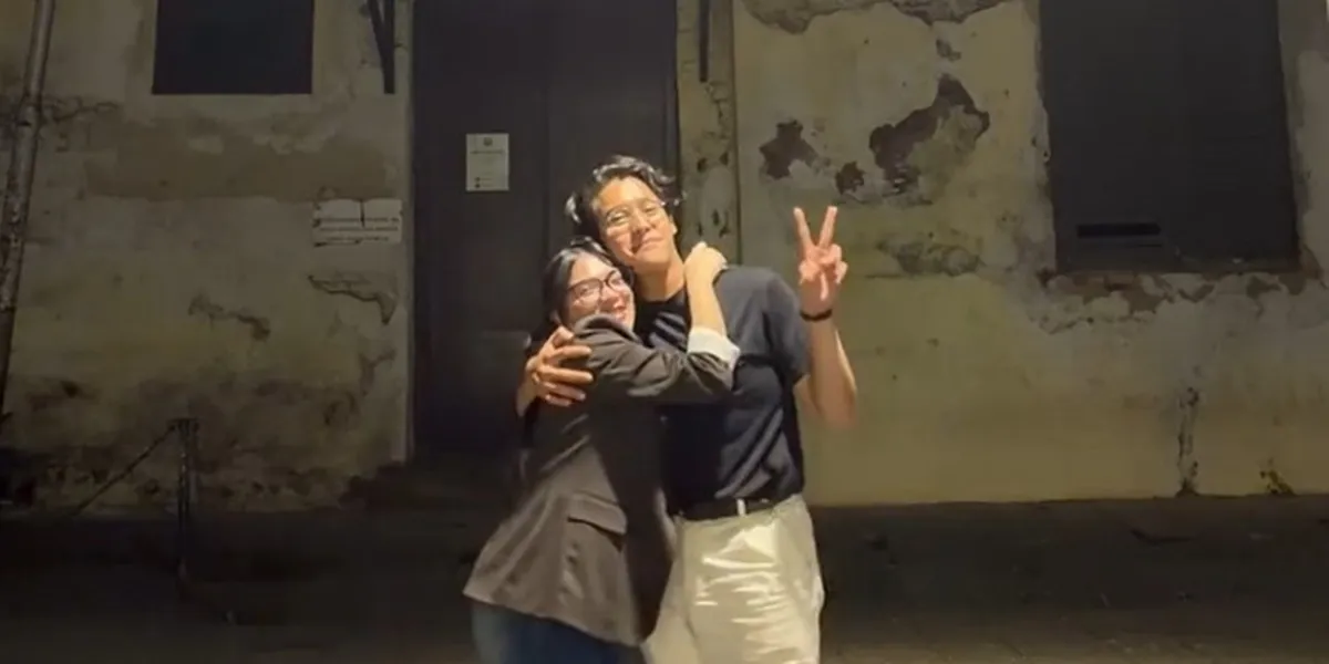 Portrait of Davina Karamoy and Ardhito Pramono on a Romantic Date, Going More Public