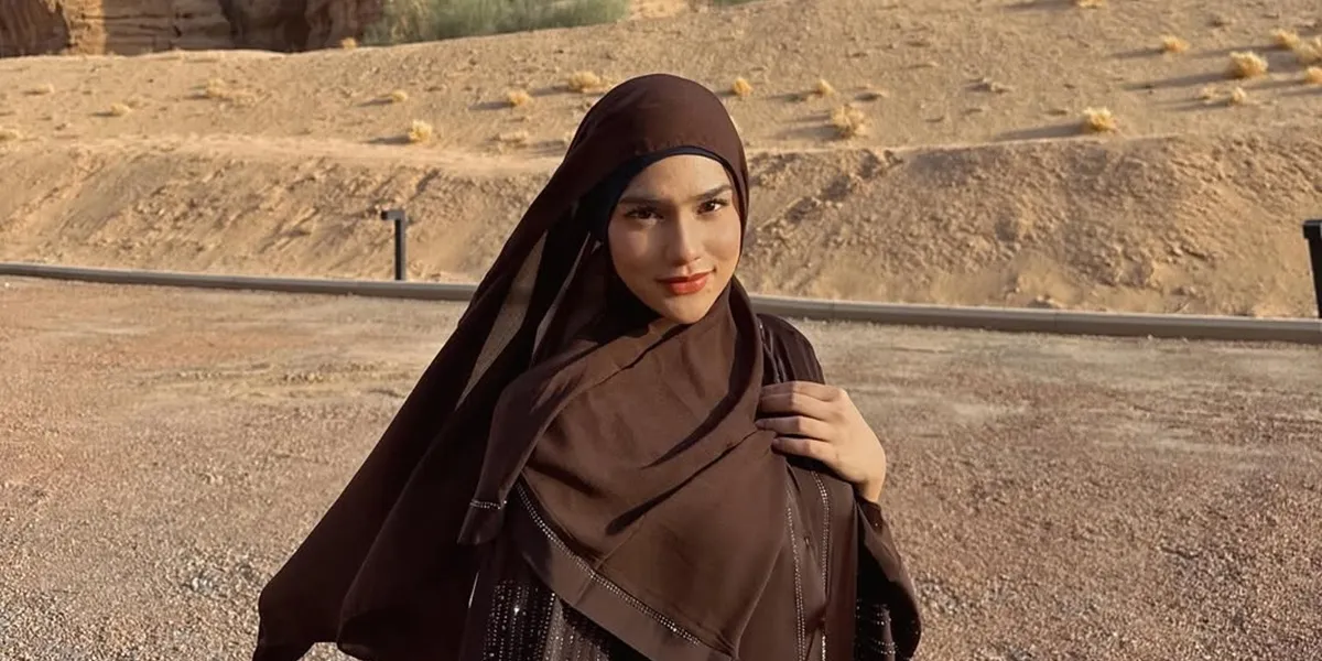 Portrait of Davina Karamoy's Vacation in Al Ula, Harvesting Praise for Her Beautiful Hijab