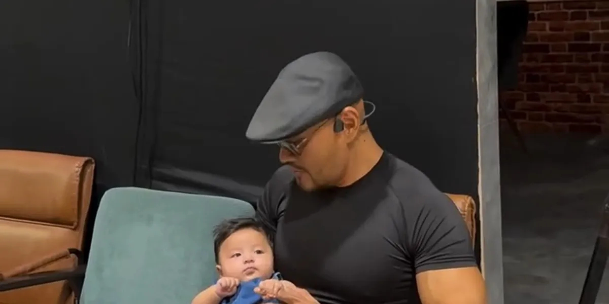 7 Photos of Deddy Corbuzier Carrying Baby Andrew, Erika Carlina's Child, Beaming and Full of Smiles