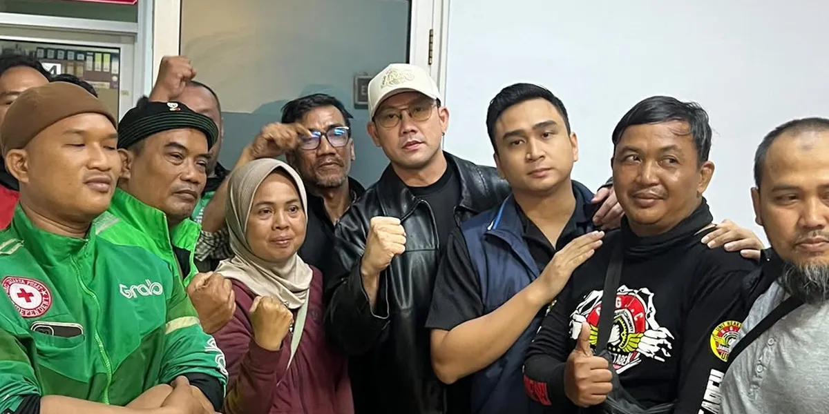 7 Photos of Denny Sumargo Meeting the Family of Affan Kurniawan, the Ojol Driver Who Was Run Over by a Brimob Vehicle