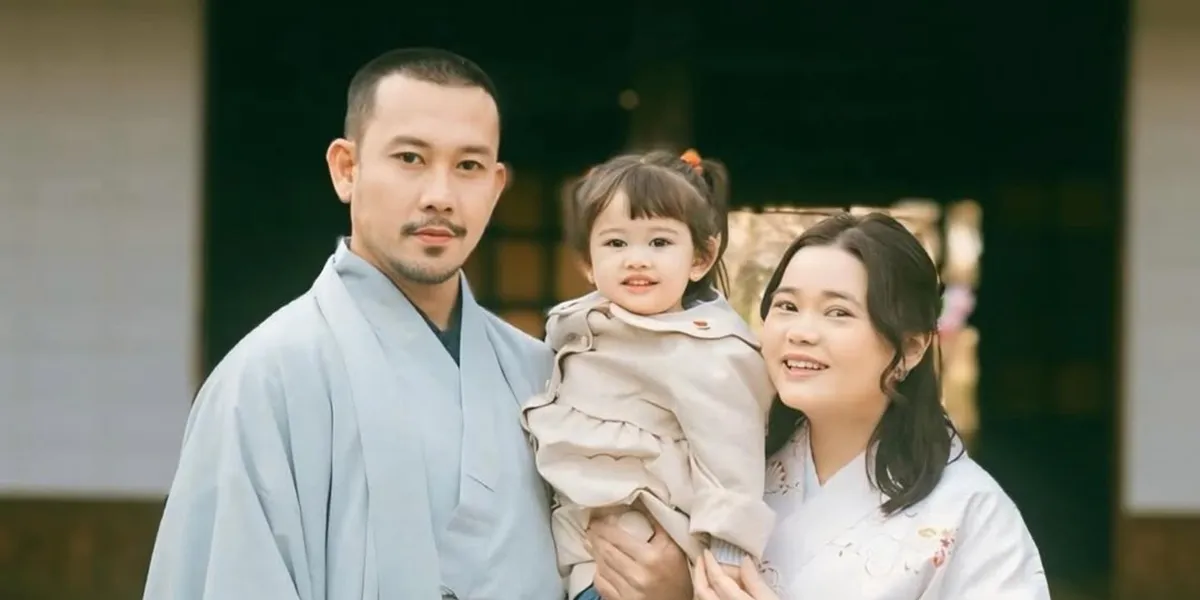 Portrait of Denny Sumargo Vacationing in Japan, Looking Like a Local Wearing a Kimono