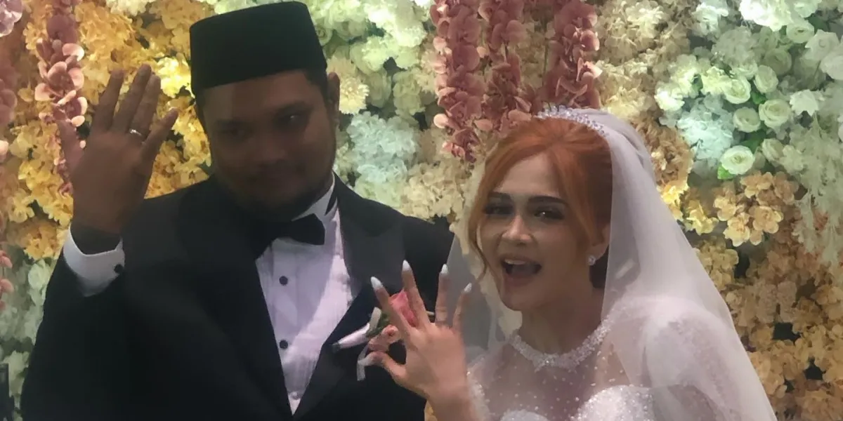 Detail Portrait of Lindi Fitriyana at the Wedding with Virgoun, Appears Eccentric