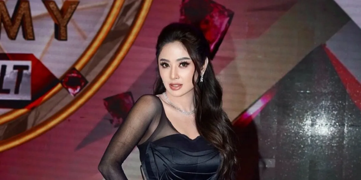 Portrait of Dewi Perssik Appearing Glamorous in a Shiny Black Dress at D'Academy 7