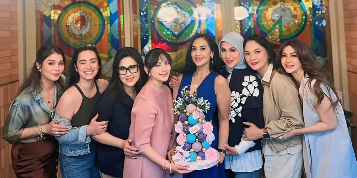 Portrait of Diah Permatasari Celebrating Her Birthday with Fellow Senior Artists, Also a Reunion