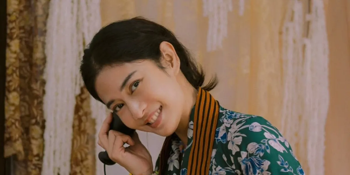 Portrait of Dian Sastrowardoyo Happy Touring Jogja, Appearing Ethnic and Relaxed